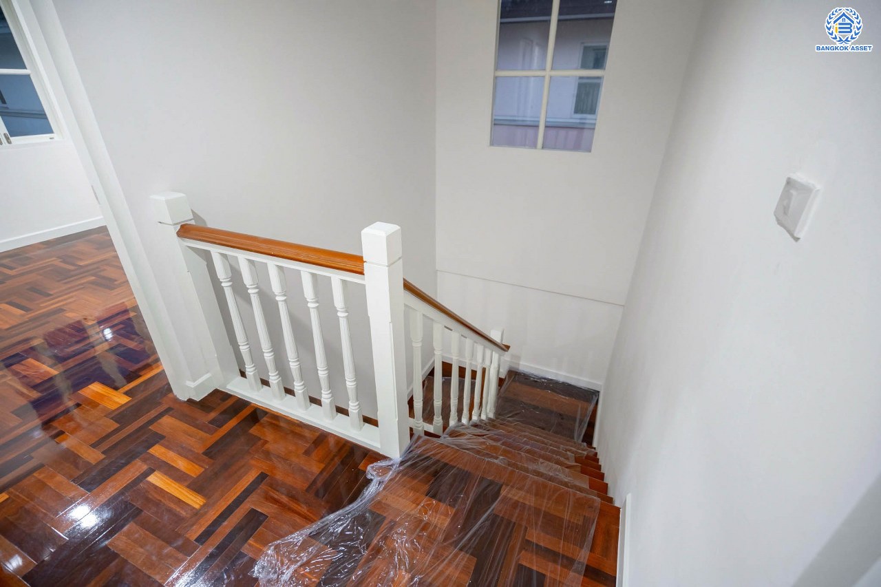 บ้านมือสองตกแต่งใหม่ โครงการ ชลลดา วัดลาดปลาดุก บ้านเดี่ยวหลังมุม คุณภาพระดับ L&H บนเนื้อที่ 57.7 ตร.ว. ฟังก์ชัน 3 ห้องนอน 2 ห้องน้ำ จอดรถได้ 1 คัน บนทำเลศักยภาพ เพียง 15 นาทีถึงเซ็นทรัลเวสท์เกต ใกล้รถไฟฟ้าสายสีม่วง "สถานีคลองบางไผ่"